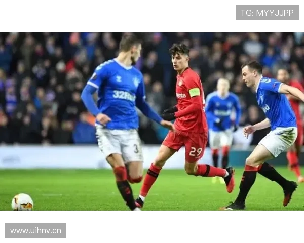 勒沃库森赛前简短仪式致敬哈弗茨